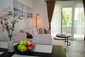 uma sala de estar com um sofá e uma mesa com frutas em La Dolce Vita Apartment Trogir em Trogir