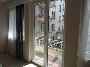 una ventana abierta con vistas a un edificio en Viola Apartments Brussel Stay en Bruselas