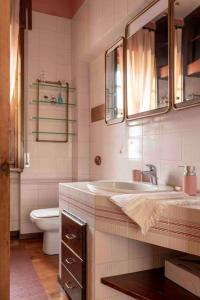 uma casa de banho com um lavatório e um WC em La Casa di Lana em Pescara