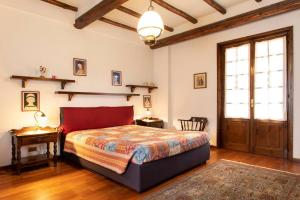 um quarto com uma cama e piso em madeira em La Casa di Lana em Pescara