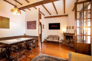 uma sala de estar com uma mesa e uma lareira em La Casa di Lana em Pescara