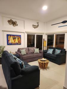 ein Wohnzimmer mit 2 Sofas in der Unterkunft Villa Country Club Salinas in Salinas