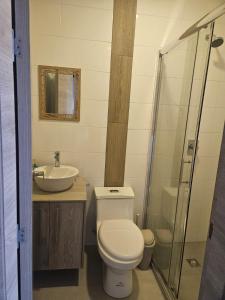 La salle de bains est pourvue de toilettes, d'un lavabo et d'une douche. dans l'établissement Villa Country Club Salinas, à Salinas