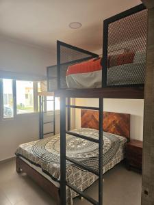 Poschodová posteľ alebo postele v izbe v ubytovaní Villa Country Club Salinas