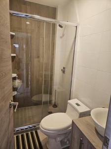 La salle de bains est pourvue de toilettes et d'une douche en verre. dans l'établissement Villa Country Club Salinas, à Salinas