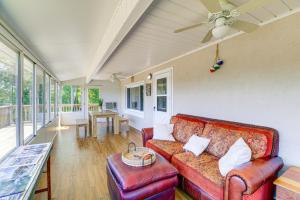 Posezení v ubytování Kingsport Boone Lake Hideaway with Deck and Views!