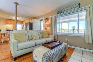 ein Wohnzimmer mit einem Sofa und einem Tisch in der Unterkunft Kingsport Boone Lake Hideaway with Deck and Views! in Kingsport
