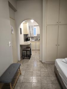 um quarto com uma cama, uma mesa e uma cozinha em Maro's Apartments em Argostoli