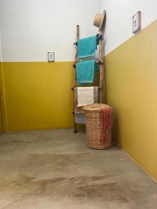 um quarto com um cabide de toalhas e uma cesta em Tiny Lagoa em Jijoca de Jericoacoara