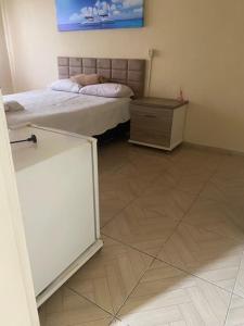 Zimmer mit einem Bett, einer Kommode und einem Bett sidx sidx sidx sidx sidx in der Unterkunft apartamento no centro in Canindé