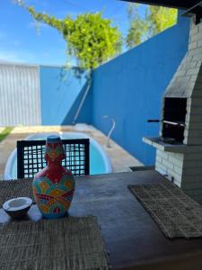un vaso seduto sopra un tavolo di Tiny Lagoa a Jijoca de Jericoacoara