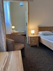チスナにあるCicha Dolinaのベッドルーム1室(ベッド1台、ソファ、椅子付)