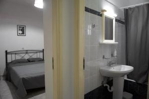 A bathroom at Pink Sand Sea Apartment Még 18 kép