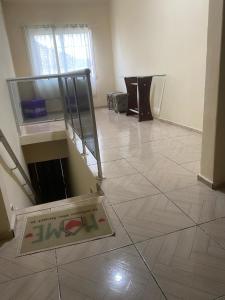 ein leeres Zimmer mit einer Treppe und einem Schild auf dem Boden in der Unterkunft apartamento no centro in Canindé