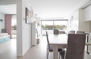 a kitchen and dining room with a table and chairs at Espectacular apartamento en Gran cannet in Canet de Berenguer