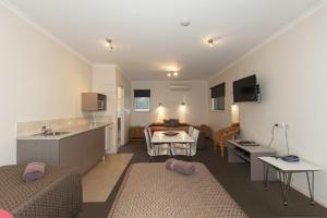 a room with a kitchen and a living room at Chalambar Motel in Ararat