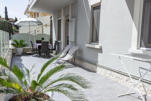 a balcony with a bench and a table and chairs at Apartments Peninsula in Sirmione