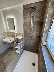 un bagno con doccia e lavandino di Hillside Hideaway a Tschöran