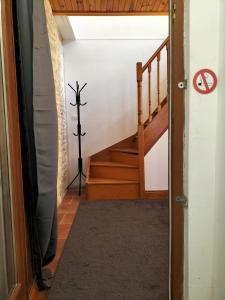 korytarz ze schodami prowadzącymi do pokoju w obiekcie Maison de ville avec garage privé Sées chez Nous w mieście Sées