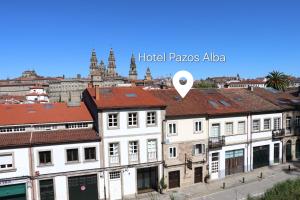 un gruppo di edifici con una città sullo sfondo di Hotel Pazos Alba a Santiago de Compostela