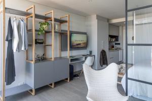 TV tai viihdekeskus majoituspaikassa ZT Coliving and Hotel