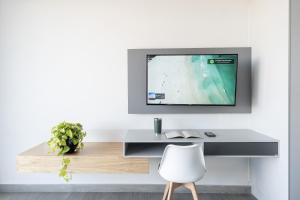 TV tai viihdekeskus majoituspaikassa ZT Coliving and Hotel