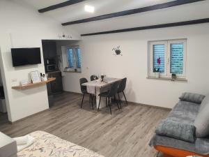 een woonkamer met een tafel en een bank bij Apartma Vista Baredi in Izola