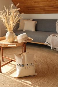 - une chambre avec un lit et un chapeau sur une table dans l'établissement Prie Mariu, à Nido