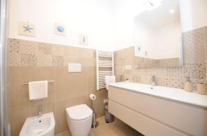 a bathroom with a toilet and a tub and a sink at 2 Camere 50m dal Mare e Parcheggio Privato in Marina di Pietrasanta