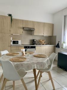 Kuchyň nebo kuchyňský kout v ubytování Charmant appartement