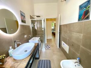 een badkamer met een wastafel, een toilet en een spiegel bij Como city apartment Giulio Cesare in Como +22 foto's
