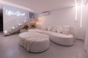 Hospedagem Triplex Vista Beira Mar 7 Estrelas Patacho في بورتو دي بيدراس: غرفة معيشة بيضاء مع أريكة بيضاء والدرج +40 صورة
