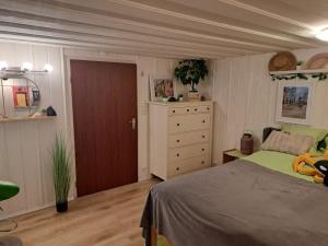 a bedroom with a bed and a dresser at Lianes Feriendomizil Fewo in Niedernjesa - Friedland in Friedland
