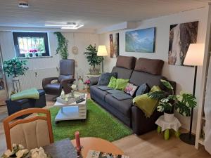 sala de estar con sofá y mesa en Lianes Feriendomizil Fewo in Niedernjesa - Friedland, en Friedland