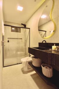 Hospedagem Triplex Vista Beira Mar 7 Estrelas Patacho في بورتو دي بيدراس: حمام مع دش ومرحاض ومرآة