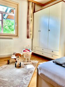 een slaapkamer met een bed en een dressoir bij GARDEN PARADISE - Ferienhaus mit 400m2 Garten - Nähe Ossiacher See in Villach