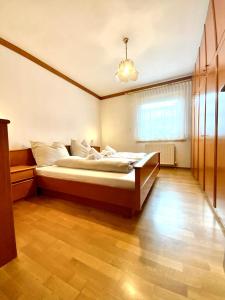una camera con letto e lampadario a braccio di GARDEN PARADISE - Ferienhaus mit 400m2 Garten - Nähe Ossiacher See a Villach