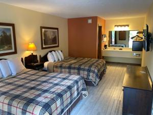 Una habitación de hotel con dos camas y un baño. en Country Mountain Inn, en Eureka Springs
