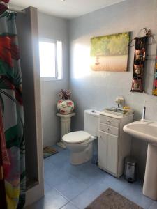 a bathroom with a toilet and a sink at Nankurunaisa in Vigo