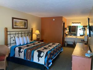 Habitación de hotel con cama y baño en Country Mountain Inn en Eureka Springs