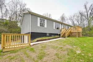 une maison avec une terrasse couverte et une clôture en bois dans l'établissement Serene Zanesville Getaway Hot Tub, 2 Decks!, à Zanesville