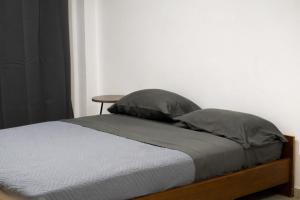 A bed or beds in a room at Pink Sand Sea Apartment