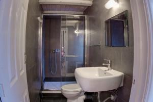uma casa de banho com um lavatório, um WC e um chuveiro em Grace's elegant suite em Corfu Town