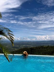 una persona en una piscina con sombrero en El Resort de Yanashpa - Tarapoto, en Tarapoto