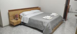 - une chambre avec un lit et 2 serviettes dans l'établissement Il Cortile, à Pompéi