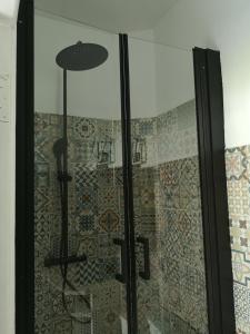 y baño con ducha y puerta de cristal. en Chez Mikki, en Cassaniouze