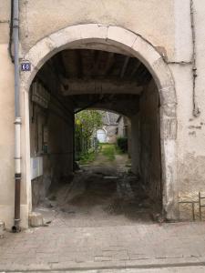 羅亞爾河畔普伊的住宿－Romance dans les vignes，建筑一侧的拱门