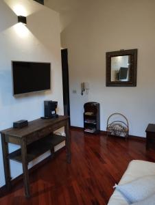 uma sala de estar com televisão e piso em madeira em Monolocale indipendente La Piazzetta - Centro storico em Perugia