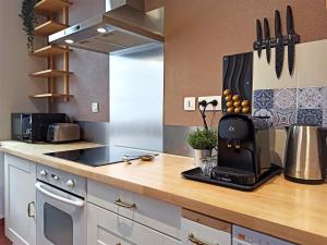 亞維儂的住宿－Le Colibri, Duplex Lumineux Intramuros，厨房配有台面上的咖啡壶