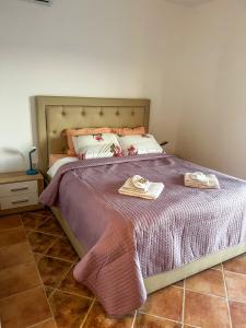 1 dormitorio con 1 cama con 2 toallas en Villa Tre Tri en Herceg-Novi